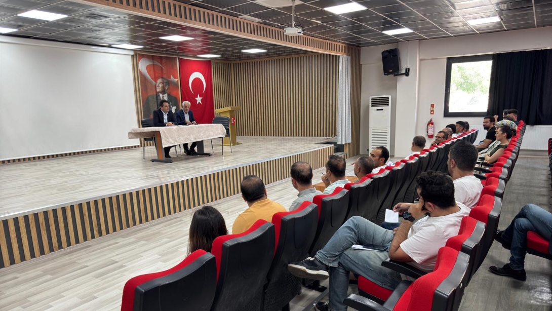 Kulp İlçe Milli Eğitim Müdürlüğü Konferans Salonunda okul müdürlerimizle toplantı düzenlendi.